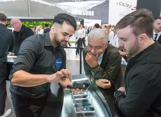 독일 베를린에서 열린 유럽 최대 가전 전시회 'IFA 2019'에서 삼성전자 전시장을 방문한 관람객들이 '갤럭시 폴드 5G'를 체험하고 있다. 삼성전자 제공